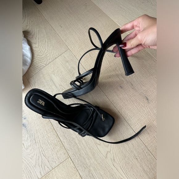 Black strappy heels - Picture 6 of 7